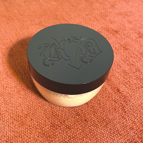 KVD Lock-It Translucent Setting Powder - Picture 4 of 6
